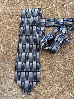 Bergamo New York Geometric Blue & Gray Men's Silk Tie. EUC